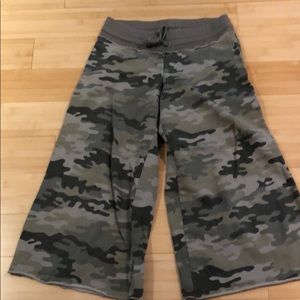 Camouflage Capri pants